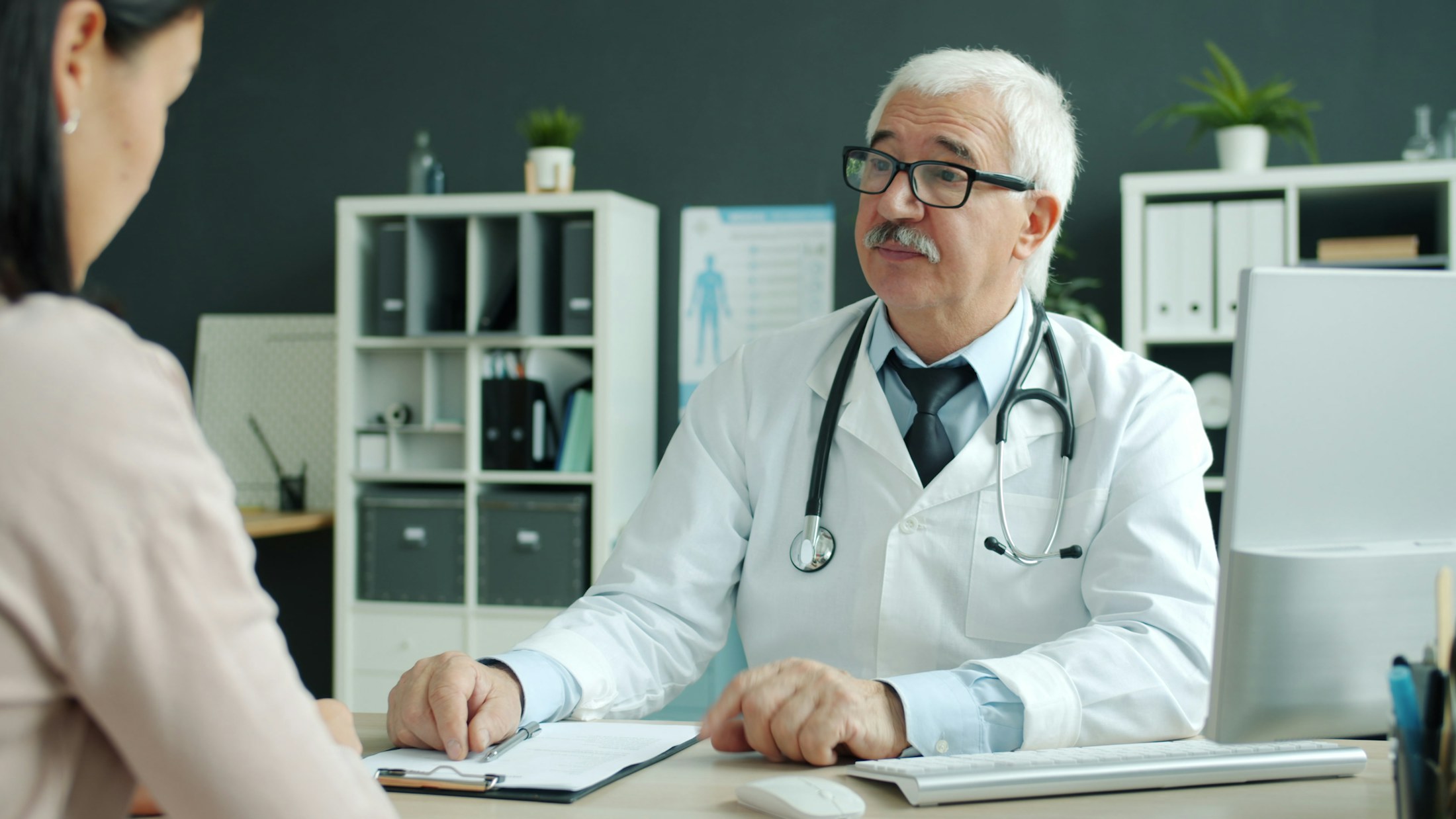 Doctor realiza una consulta médica en una oficina moderna